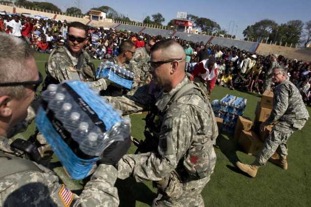 U.S. soldiers deliver food and water to earthquake-stricken Port-au-Prince, Haiti. 20/Jan/2010. Port-au-Prince, Haiti. UN Photo/Logan Abassi. www.un.org/av/photo/