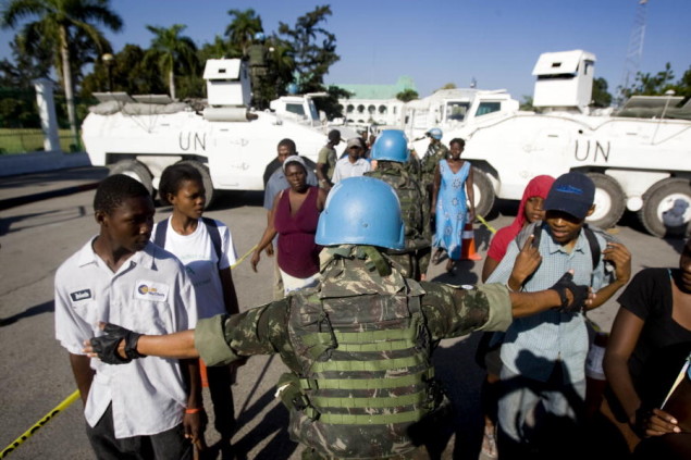 Brazilian peacekeepers from the United Nations Stabilization Mission in Haiti (MINUSTAH) distribute water and food in Port-au-Prince, Haiti. 22/Jan/2010. Port-au-Prince, Haiti. UN Photo/Marco Dormino. www.un.org/av/photo/