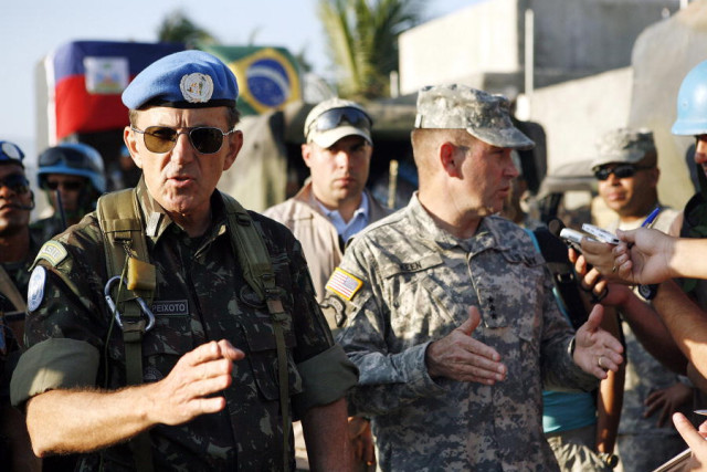 Major General Floriano Peixoto Vieira Neto (left), Force Commander of the United Nations Stabilization Mission in Haiti (MINUSTAH), and U.S. Army Lieutenant General Kenneth Keen (right), speak to the press in Cité Soleil, Haiti, where their troops are jointly distributing food and water.24/Jan/2010. Cité Soleil, Haiti. UN Photo/Sophia Paris. www.un.org/av/photo/