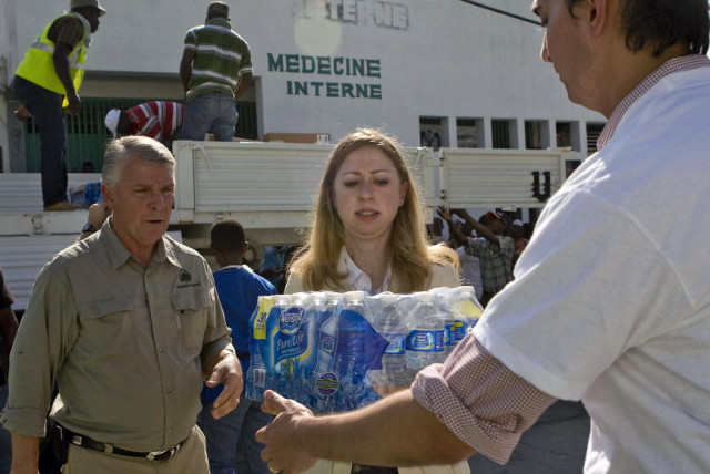 Chelsea Clinton (centre), daughter of UN Special Envoy for Haiti and former U.S. President William J. Clinton, helps to unload cases of water from a UN truck outside the General Hospital in Port-au-Prince, Haiti.18/Jan/2010. Port-au-Prince, Haiti. UN Photo/Logan Abassi. www.un.org/av/photo/