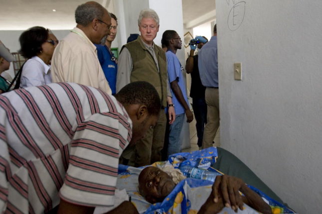 William J. Clinton (right, facing camera), United Nations Special Envoy for Haiti and former President of the United States of America, visits downtown Port-au-Prince's General Hospital during his one-day trip to earthquake-devastated Haiti. 18/Jan/2010. Port-au-Prince, Haiti. UN Photo/Logan Abassi. www.un.org/av/photo/